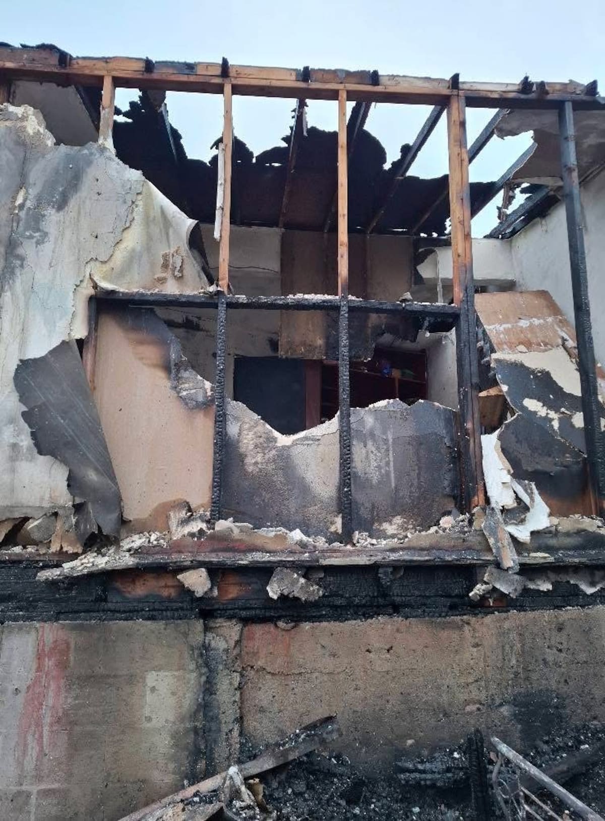 Natalia Guadalupe Hernández, una de las afectadas, narró con tristeza cómo, en cuestión de minutos, las llamas consumieron su hogar ubicado en la calle Platón, obligando a su familia a desalojar el lugar. Foto: Cortesía