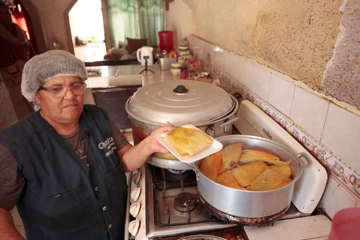 Ya tiene 34 años de dedicarse a elaborar los tamales y tiene su página de Facebook para promocionarse. Hay tamales de medio kilo y de a kilo.