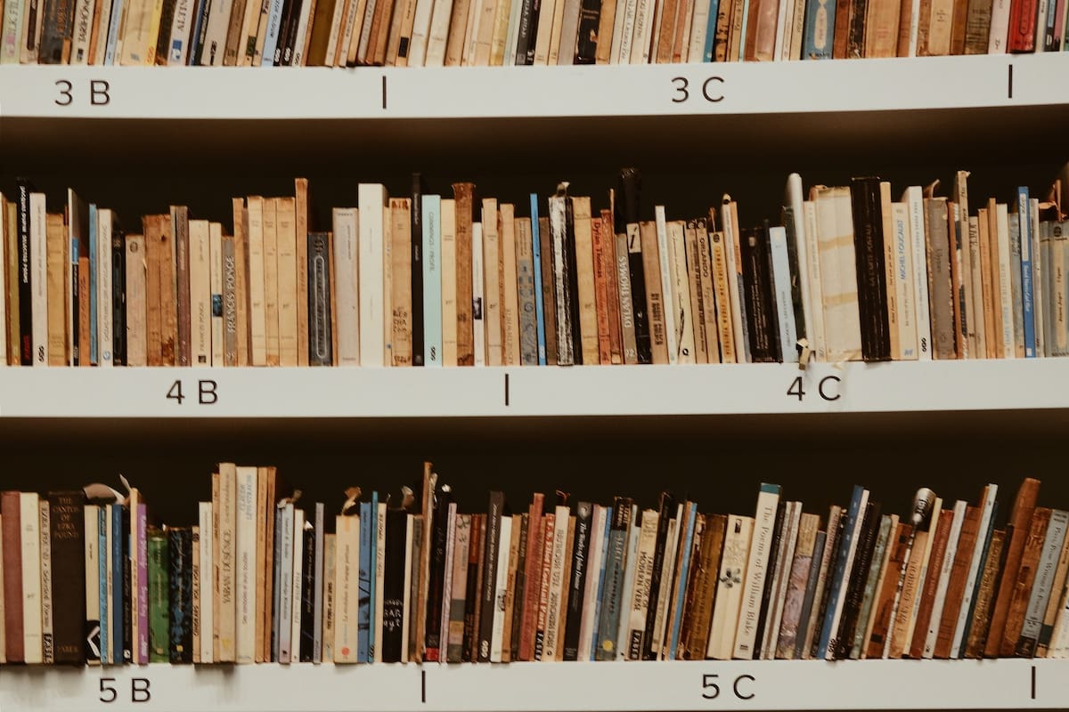 Conoce estos libros imprescindibles para mejorar tu educación financiera en 2025