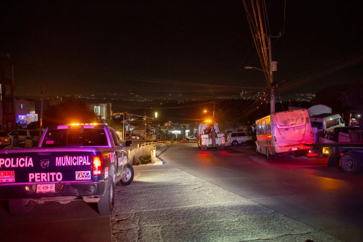 Falla mecánica habría provocado choque de camión; pasajeros se arrojaron y el chofer fue detenido. Foto: Border Zoom