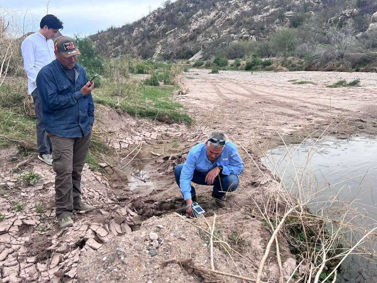 Autoridades federales recorren la cuenca del río Sonora y toman muestras de suelo y sedimentos para ubicar posibles zonas contaminadas. | Foto: Semarnat México
