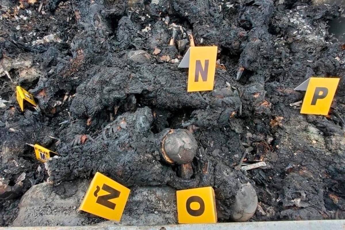 Hallan 6 cuerpos calcinados en camioneta en Valle de Santiago, Guanajuato