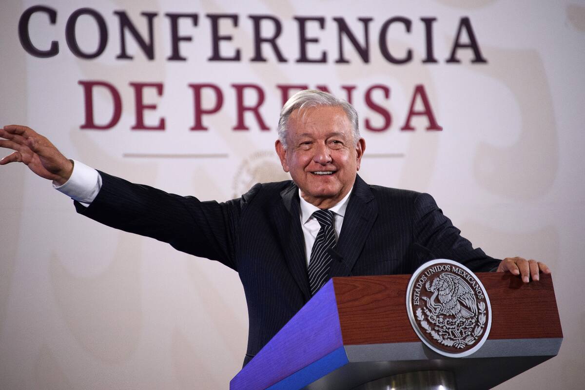 AMLO anuncia aumento de 10% al salario de los maestros en México