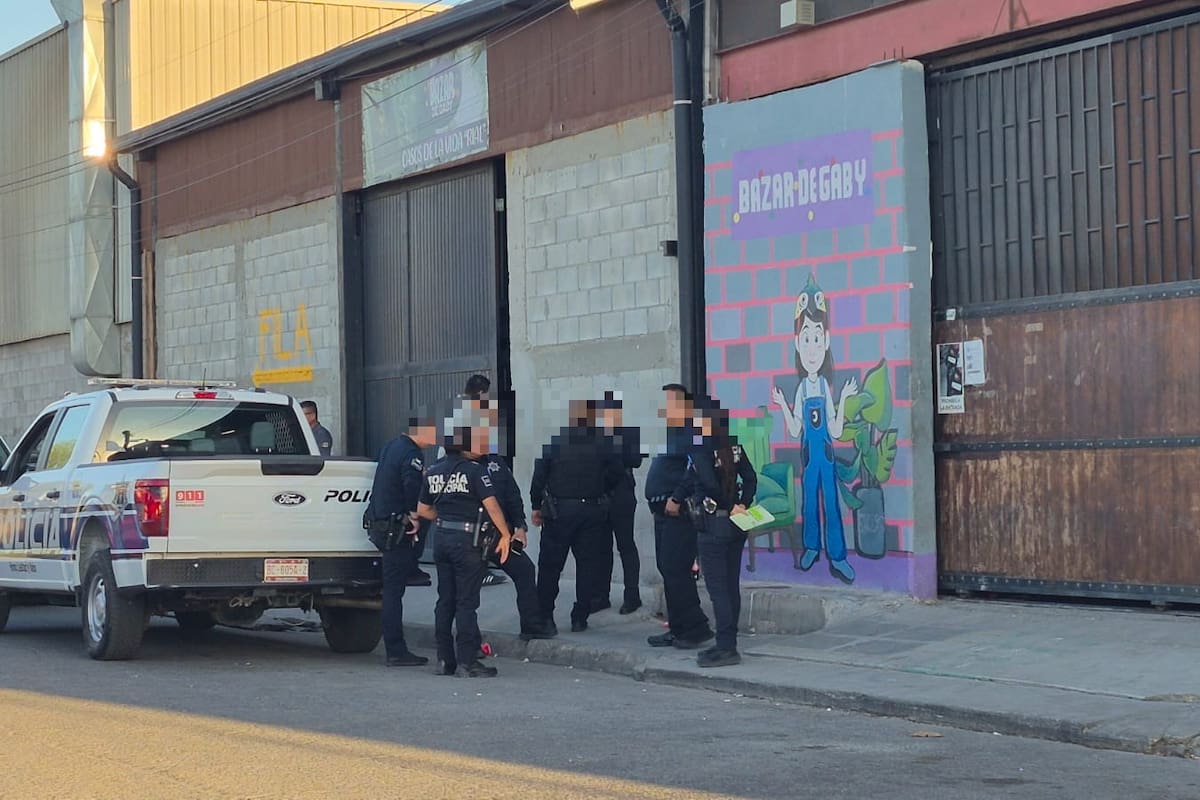 Hombre encapuchado amenaza con cobro de piso a dueña de bazar