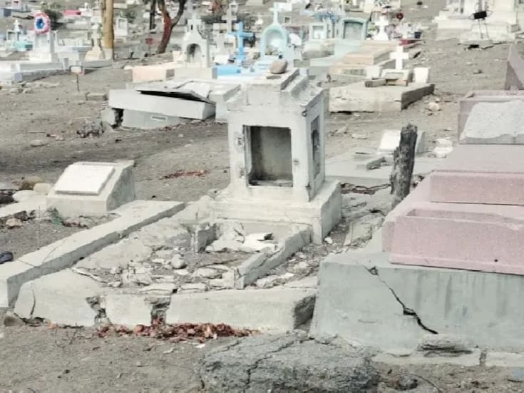 Están `a tope` panteones municipales en Tijuana