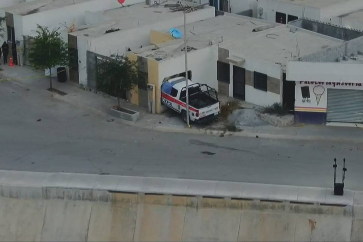 Patrulla en Nuevo León se estrella en una casa y mata a madre e hija