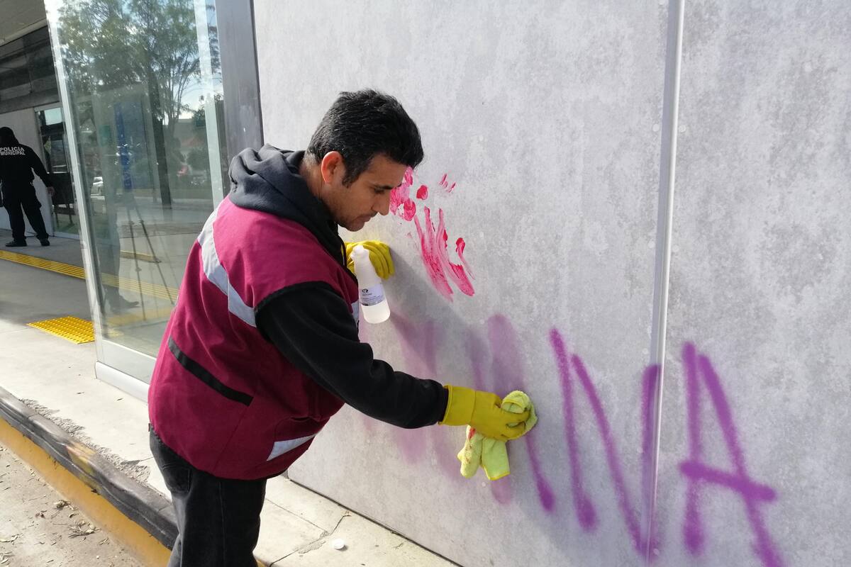 Limpian las pintas realizadas durante protestas feministas