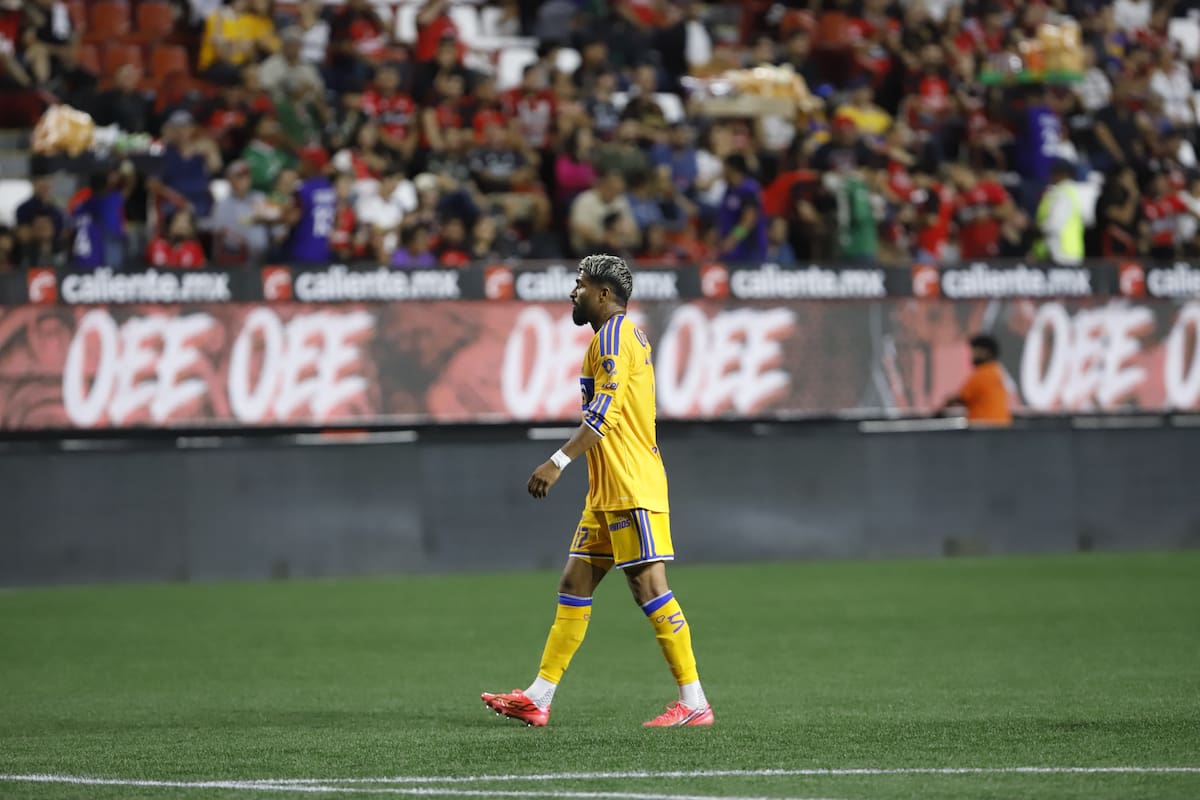 Rodrigo "El Búfalo" Aguirre fue expulsado al finalizar el primer tiempo, en la primera aplicación de la "Ley Prestianni" en un partido de la Liga MX disputado en México. Foto: AGP Deportes.