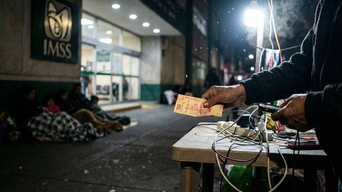 Familiares deben pagar hasta 100 pesos para recibir noticias médicas. (Foto: Ilustrativa / Generada con IA).