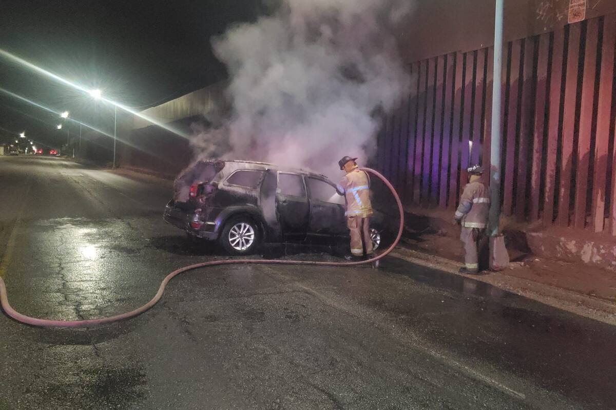 Pierde el control, choca con el cerco fronterizo y huye del lugar