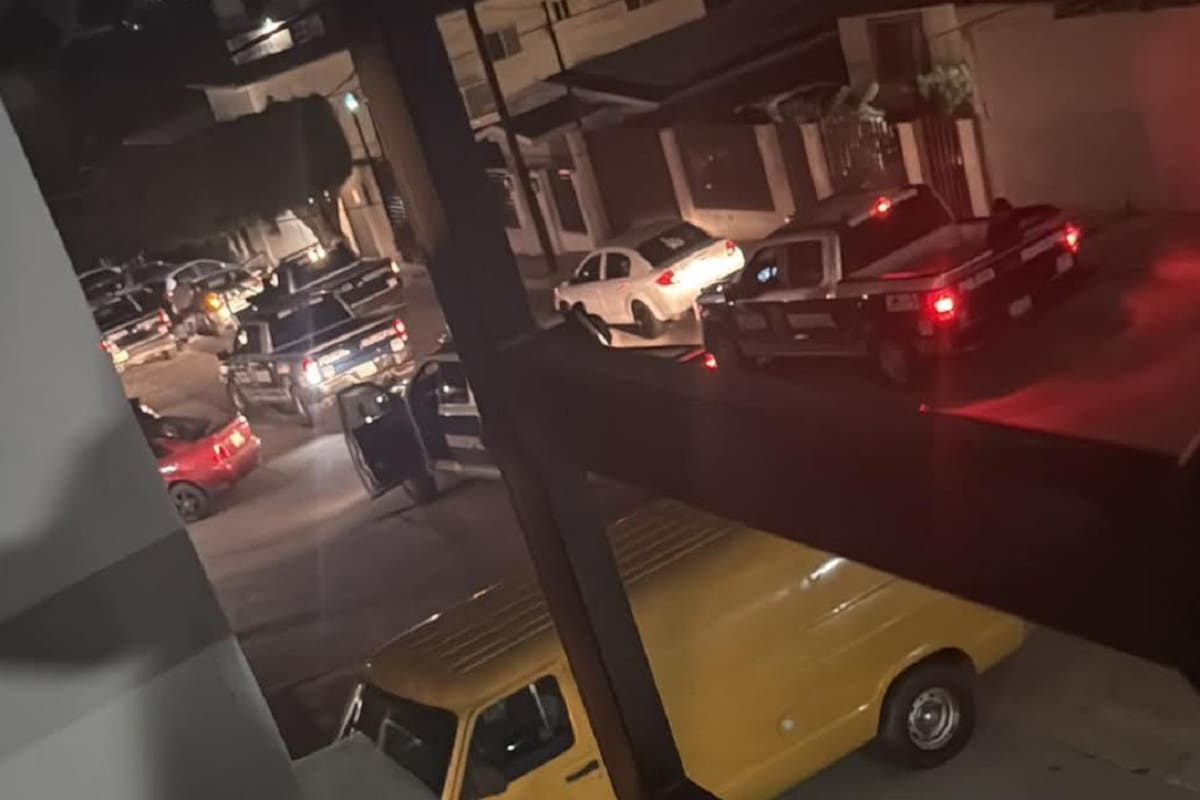 Localizan cadáver encobijado abandonado en un sillón