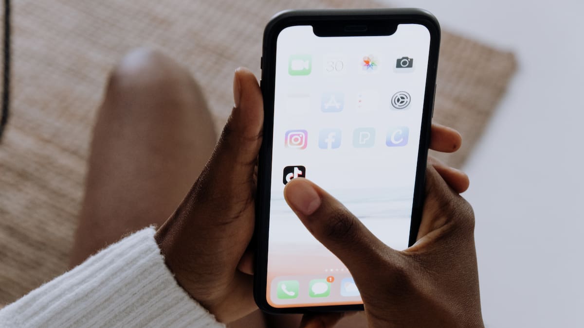 TikTok se ha convertido en una de las redes más populares en Pakistán, especialmente entre jóvenes y personas con acceso limitado a educación formal, gracias a su formato visual y accesibilidad. Foto: Canva