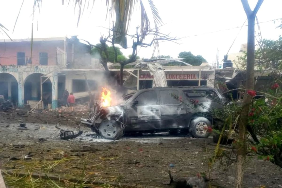 Estalla vehículo con explosivos frente a comandancia de la Policía Comunitaria en Coahuayana, Michoacán; reportan heridos y fallecidos