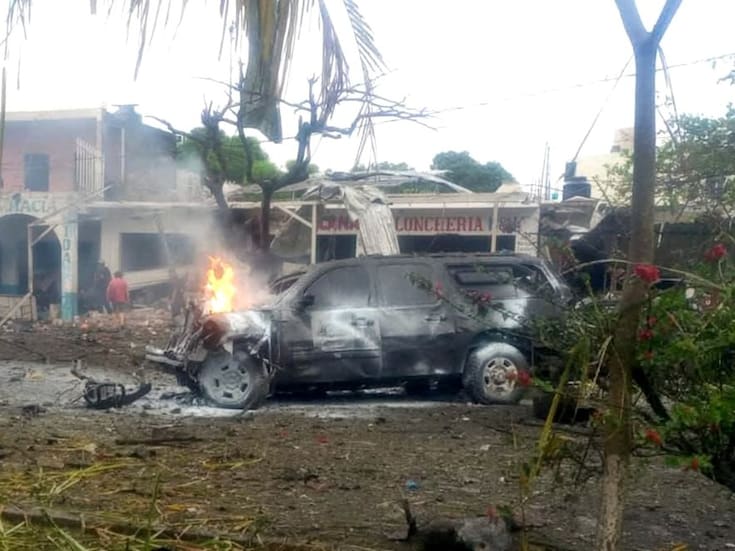 Estalla vehículo con explosivos frente a comandancia de la Policía Comunitaria en Coahuayana, Michoacán; reportan heridos y fallecidos