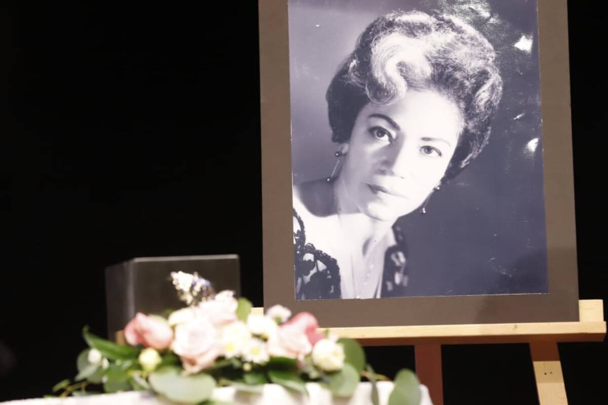 Realizan guardia de honor a Martha Bracho, maestra de danza