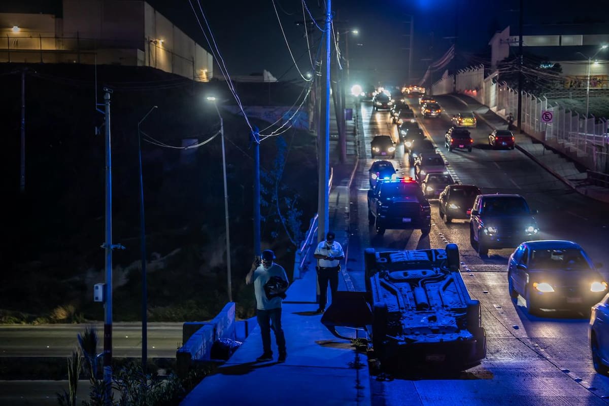 Un accidente vehicular se registró sobre el bulevar Cucapah, a la altura de Cetys Universidad, donde un automóvil volcó y quedó con las llantas hacia arriba. Foto: Border Zoom