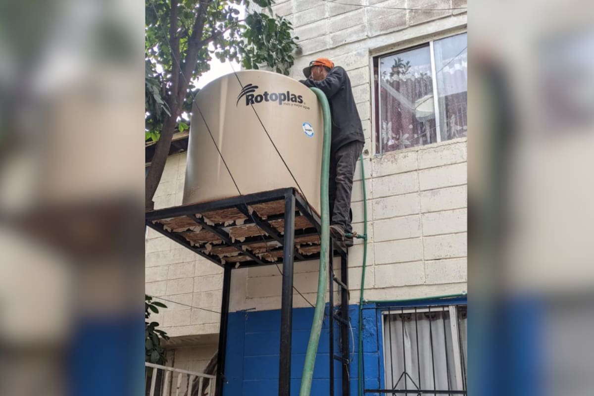 Surtidores de agua le propinan una golpiza a residente de la colonia Serena