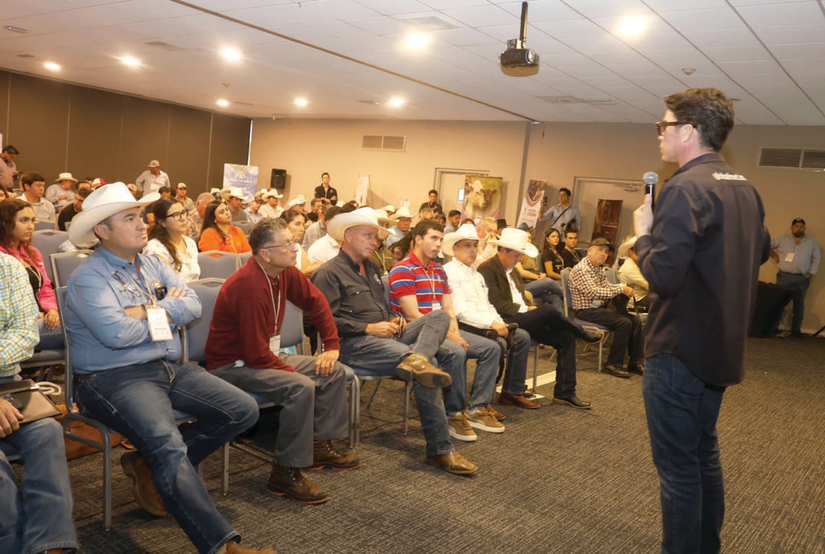 José Carlos Astiazarán, de GlobalMet, ofreció una charla. FOTO: TEODORO BORBÓN