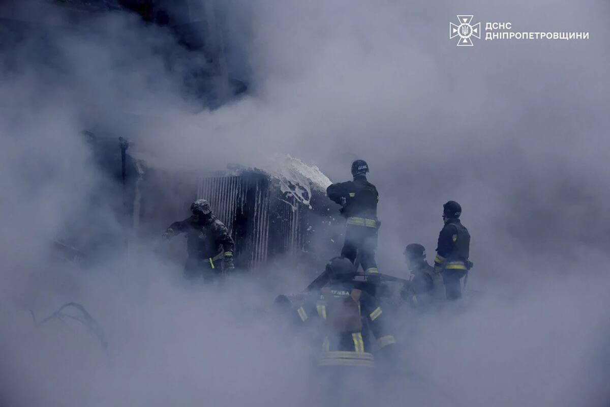 Bomberos ucranianos intentan apagar el fuego tras un ataque con misiles rusos al sistema de energía de la región. | Crédito: AP