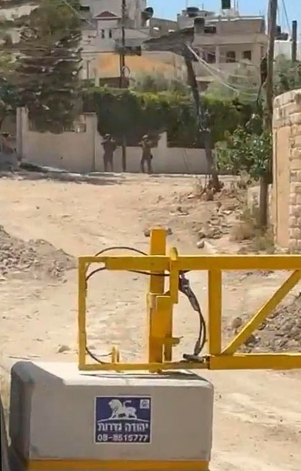 YENÍN, 21/05/2025.- Fuerzas israelíes dispararon este miércoles contra una delegación diplomática con representantes de países europeos, americanos y árabes de visita en la localidad de Yenín, en el norte de Cisjordania ocupada. El ministerio palestino, que asegura que los ataques fueron para "intimidar" a los diplomáticos, compartió imágenes del incidente, en el que se ve al menos a dos uniformados israelíes disparando en dirección a un grupo de personas que estaban realizando entrevistas. El Ejército israelí acusa a la delegación diplomática de "desviarse de la ruta aprobada", por lo que los soldados dispararon tiros de "advertencia" para distanciarlos. EFE/ Ministerio de Exteriores Palestino