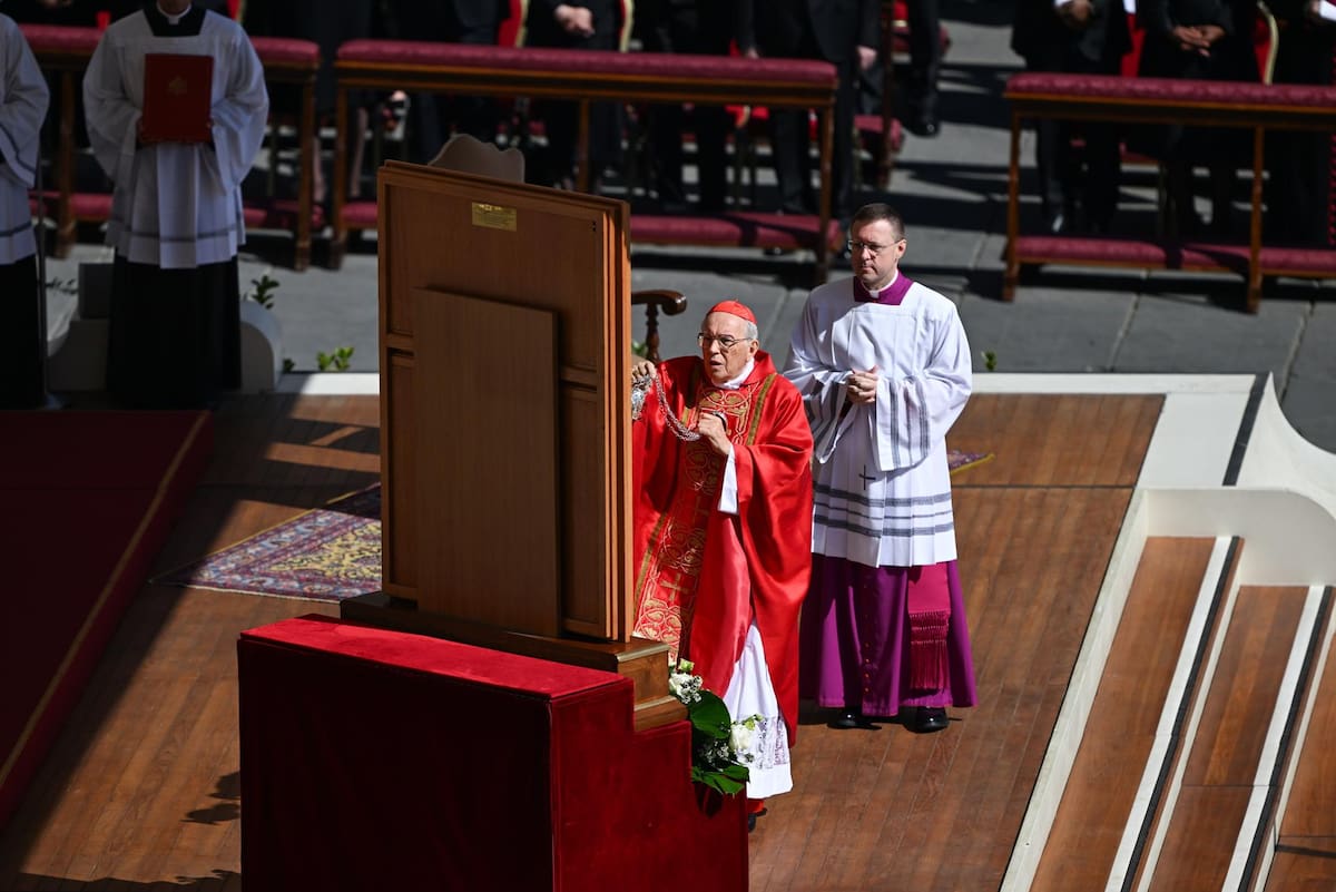 Giovanni Battista Re, cardenal italiano, durante la misa del funeral del Papa Francisco este sábado 26 de a bril de 2025. EFE/EPA/DAREK DELMANOWICZ POLAND OUT