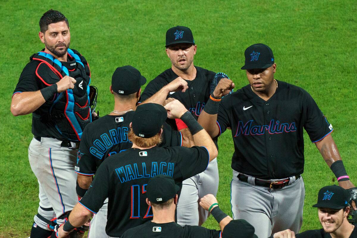 Peloteros contagiados de los Marlins podrían regresar a Miami en autobús