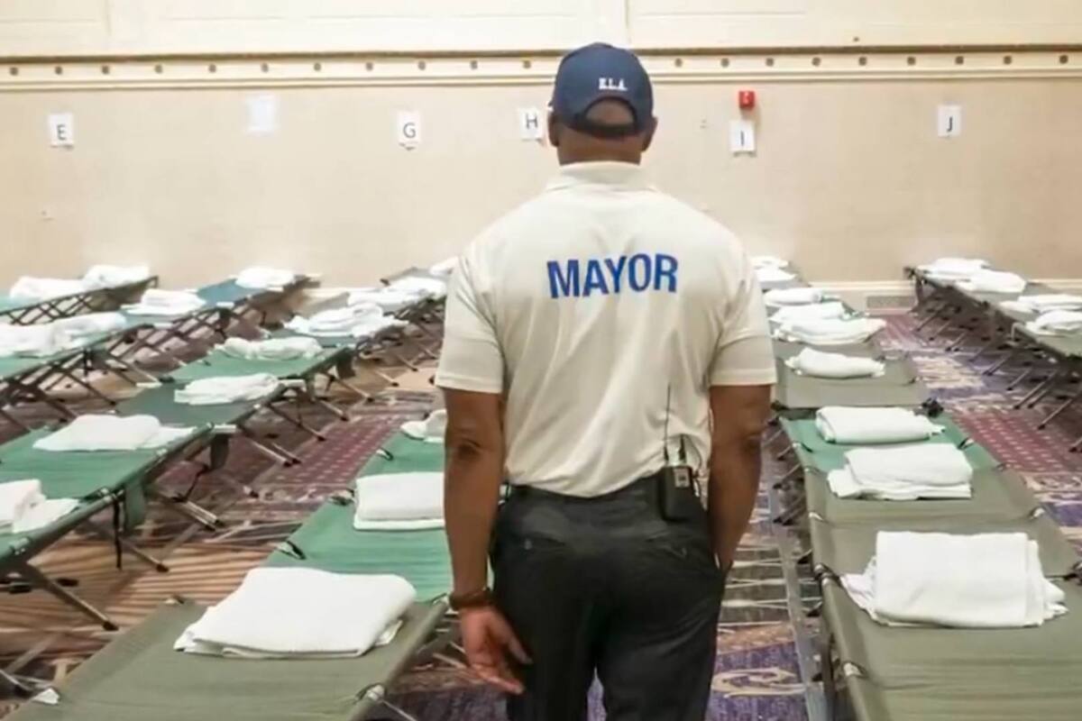 Anuncian que famoso Hotel Roosevelt, principal centro de albergue para migrantes en Nueva York, cierra sus puertas