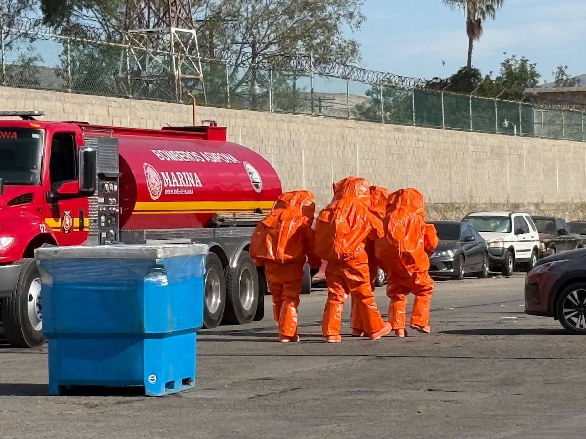 Una fuga de amoniaco en Baja Marine Foods, en El Sauzal, Ensenada, provocó la evacuación de 94 personas y dejó una persona intoxicada. Foto: Cortesía