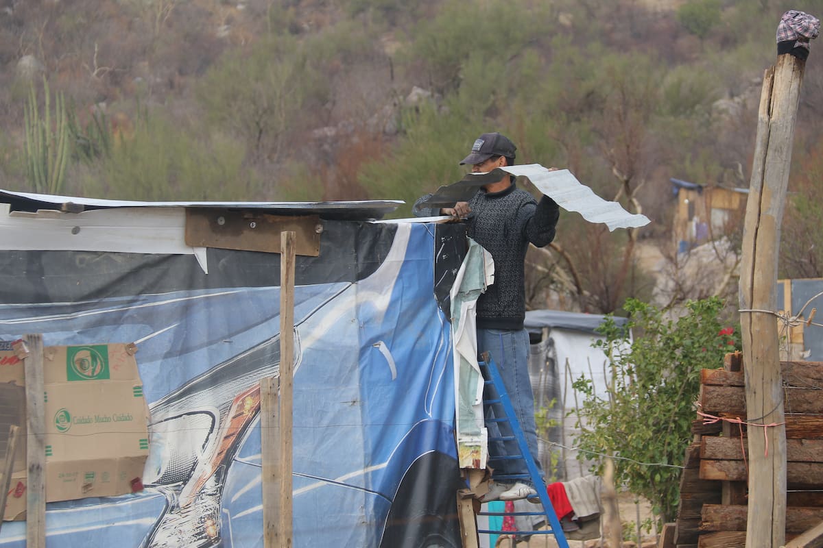 Familias en viviendas improvisadas enfrentan el calor extremo sin aislamiento, enfriadores ni acceso constante a agua.