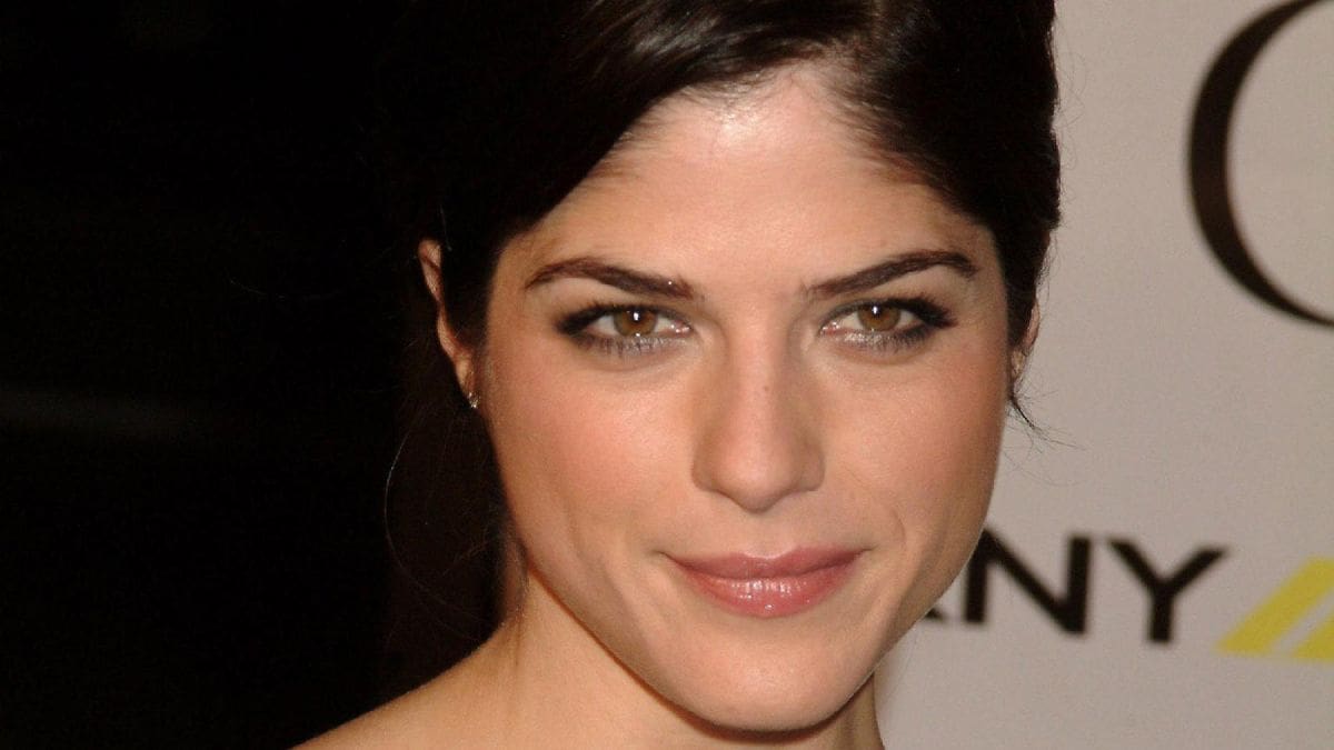 Selma Blair fue detenida tras un incidente en un vuelo de Los Ángeles a Nueva York; su representante aseguró que sufrió una emergencia médica.