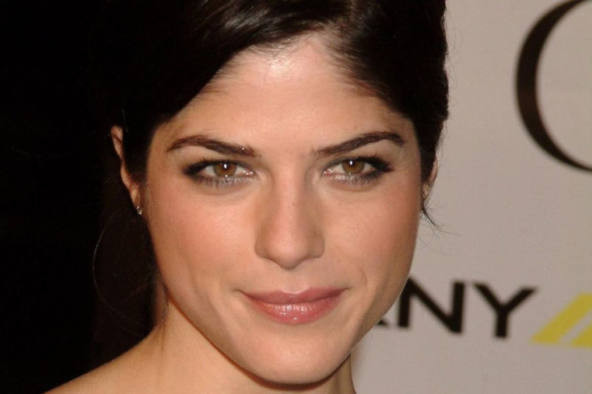 Selma Blair muerde a morder sobrecargo e intentar abrir la puerta de un avión, ¿qué le pasó?