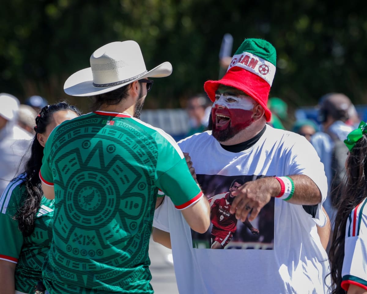 Aficionados de México e Irán conviven antes del partido entre Irán y Nueva Zelanda en el SoFi Stadium de Inglewood, California. (Foto: Javier Gallegos)