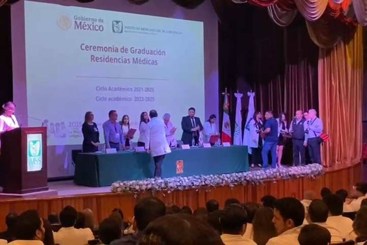 Se gradúan médicos de sus residencias médicas
