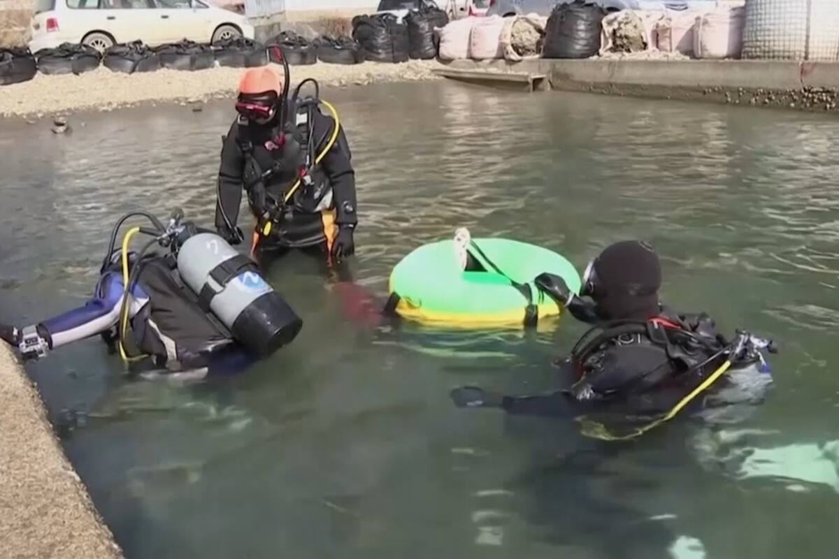 Aprende a bucear para buscar los restos de su esposa desaparecida en tsunami de 2011