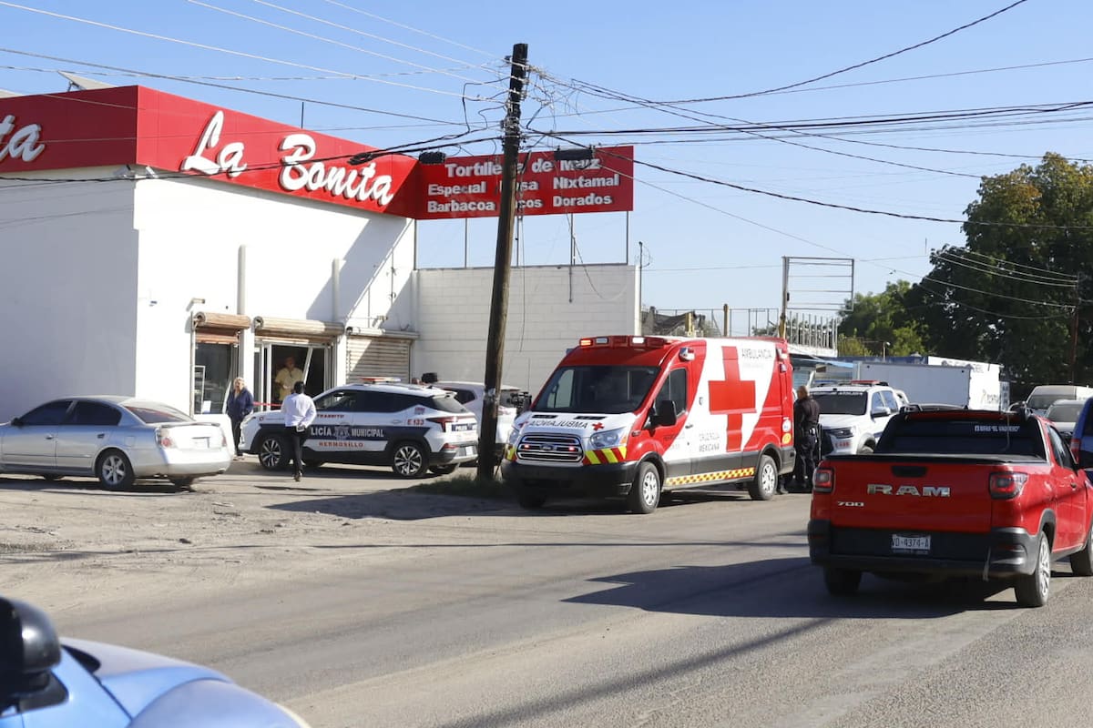 Adulta mayor pierde el control de su camioneta y se impacta contra tortillería en la colonia Álvaro Obregón, en Hermosillo