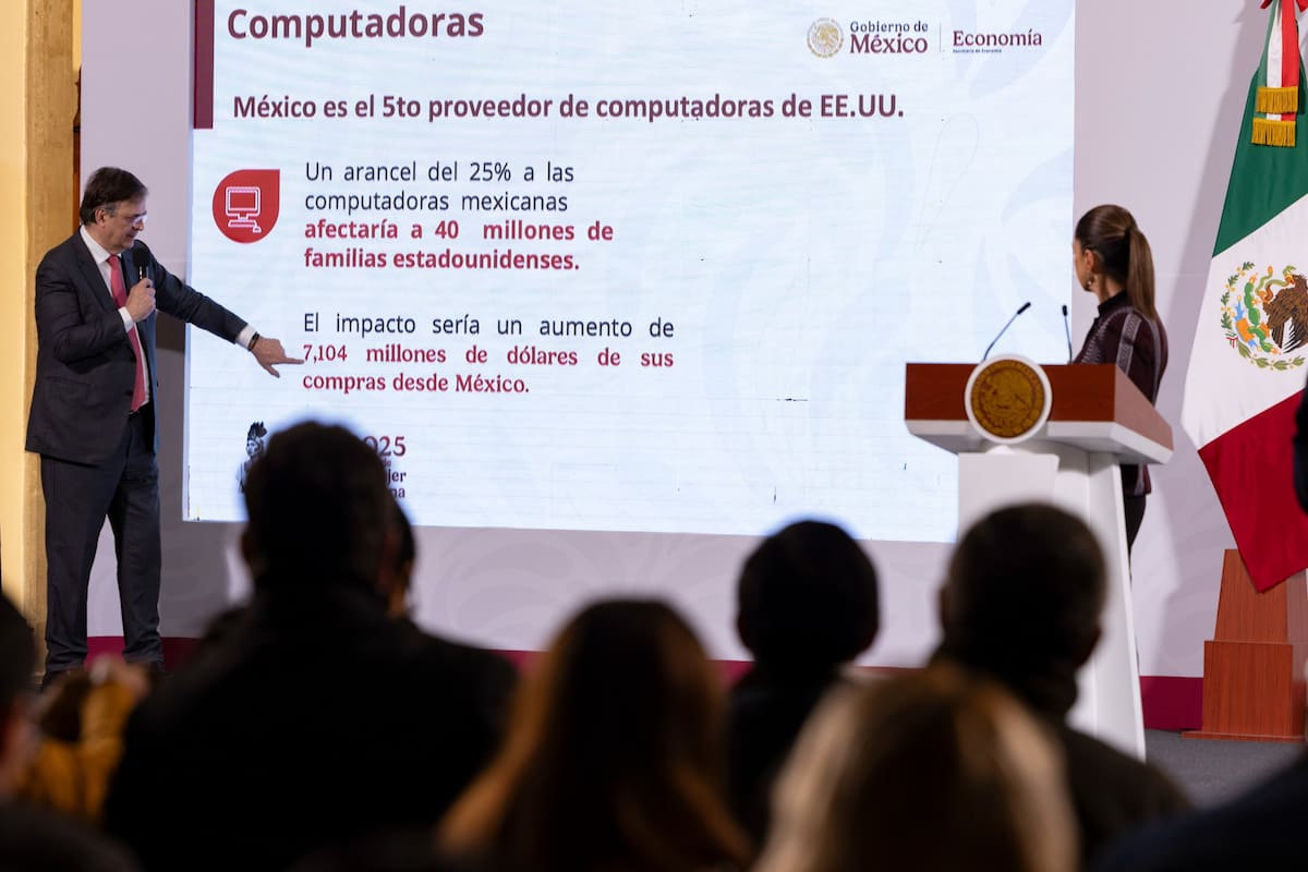 El secretario de Economía, Marcelo Ebrard, explica implicaciones de los aranceles de EU a México, en la "mañanera del Pueblo" de Claudia Sheinbaum. | Crédito: Presidencia