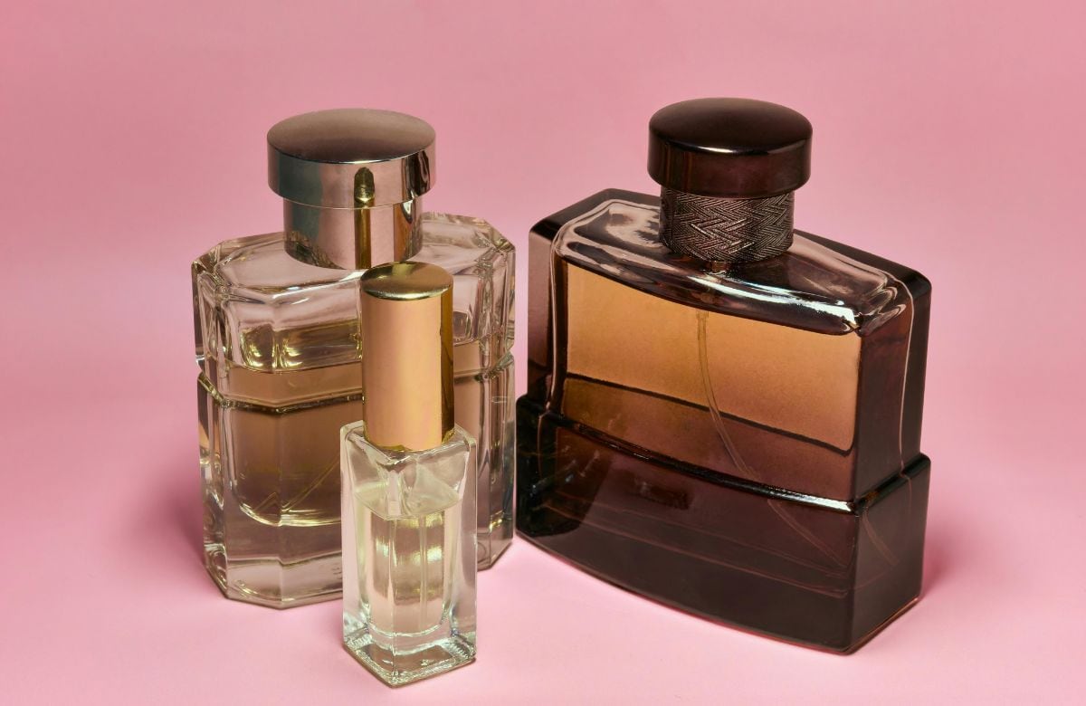 Antes de tirar tus frascos de perfume, conoce 2 ideas prácticas para transformarlos en decoración funcional y difusores aromáticos | Foto: Especial (canva)