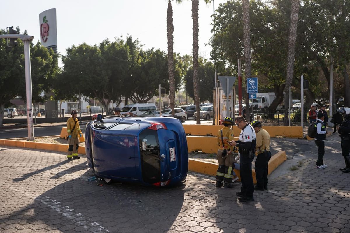 Un automóvil presuntamente de plataforma Uber terminó volcado tras un accidente en Paseo de los Héroes; conductor y acompañante fueron valorados en el lugar. Foto: Border Zoom