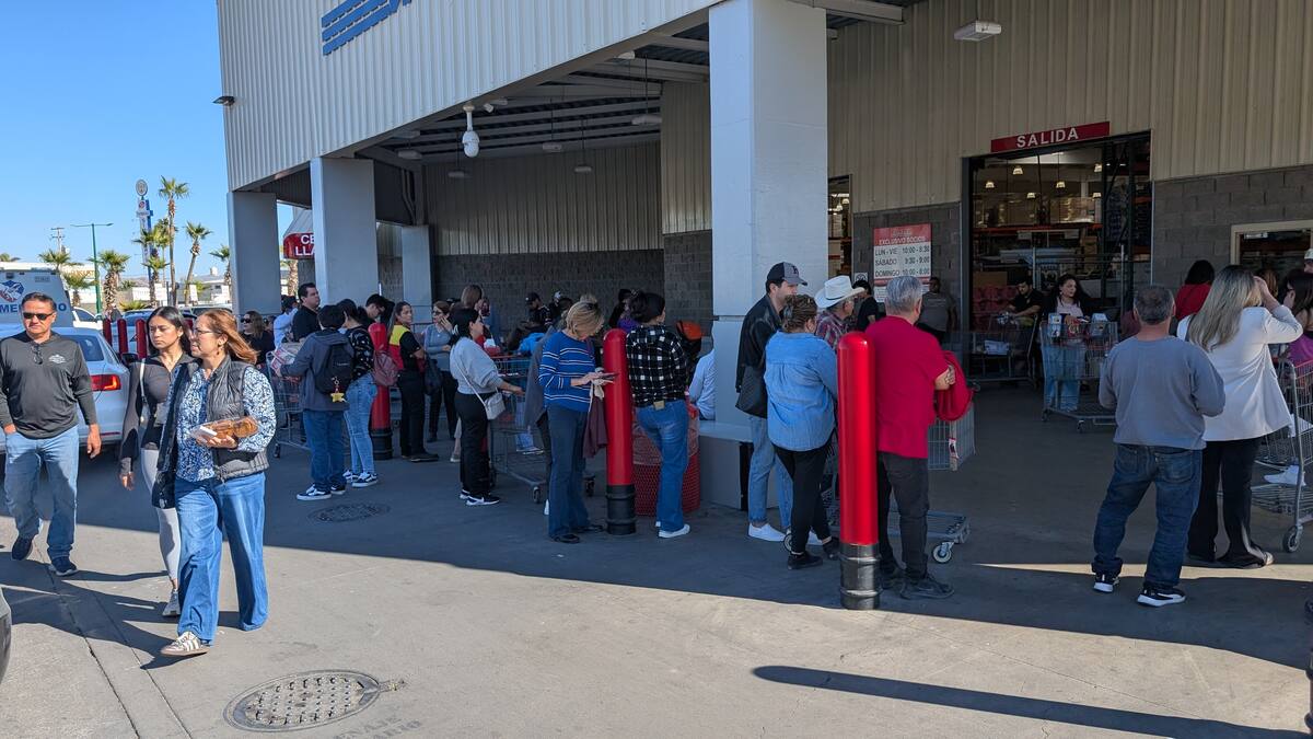 Varias personas se quedaron sin comprar su rosca de reyes el sábado en HMO puesto que se agotaron. | Crédito: Julián Ortega