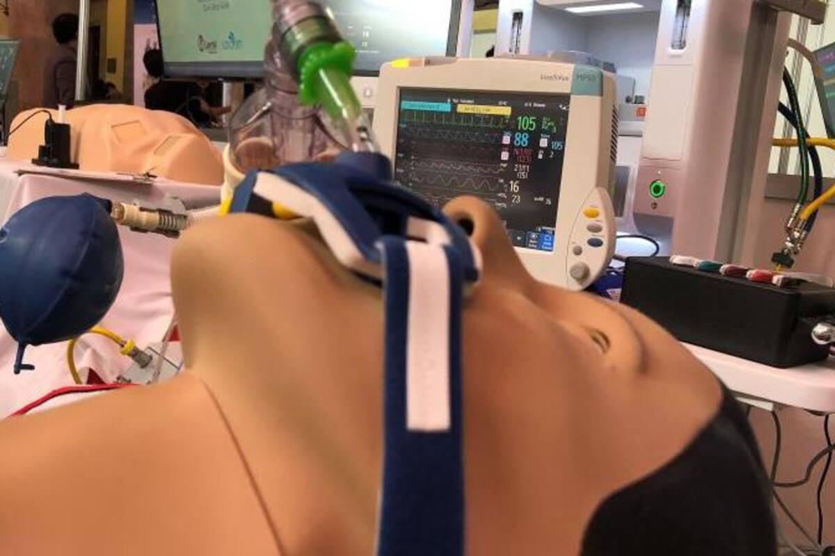 Practicar con simulador da confianza y reduce estrés a médicos en formación