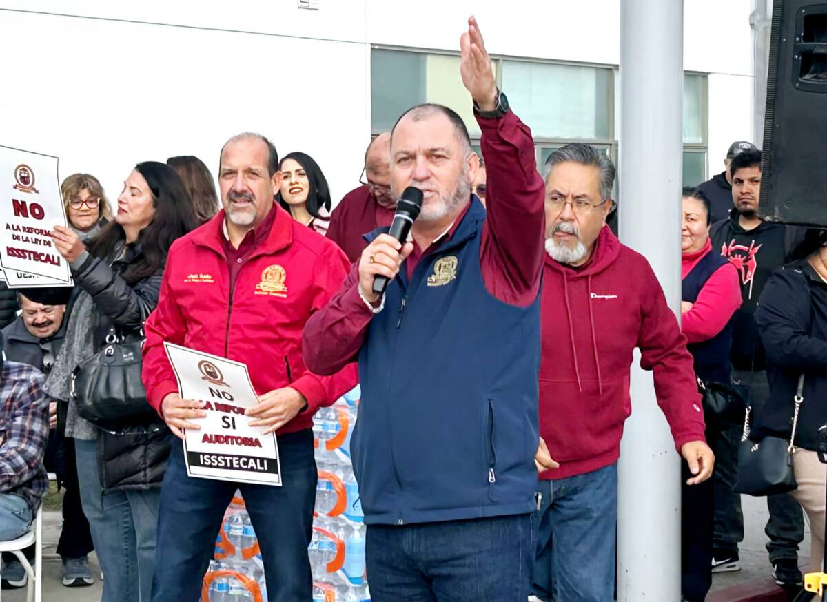 Juan José Villalobos Millán, secretario general de los burócratas durante la asamblea extraordinaria.