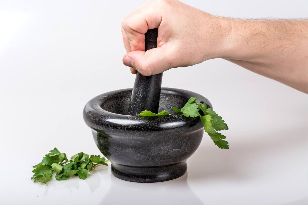 Dos mascarillas a base de perejil para mejorar las manchas y arrugas