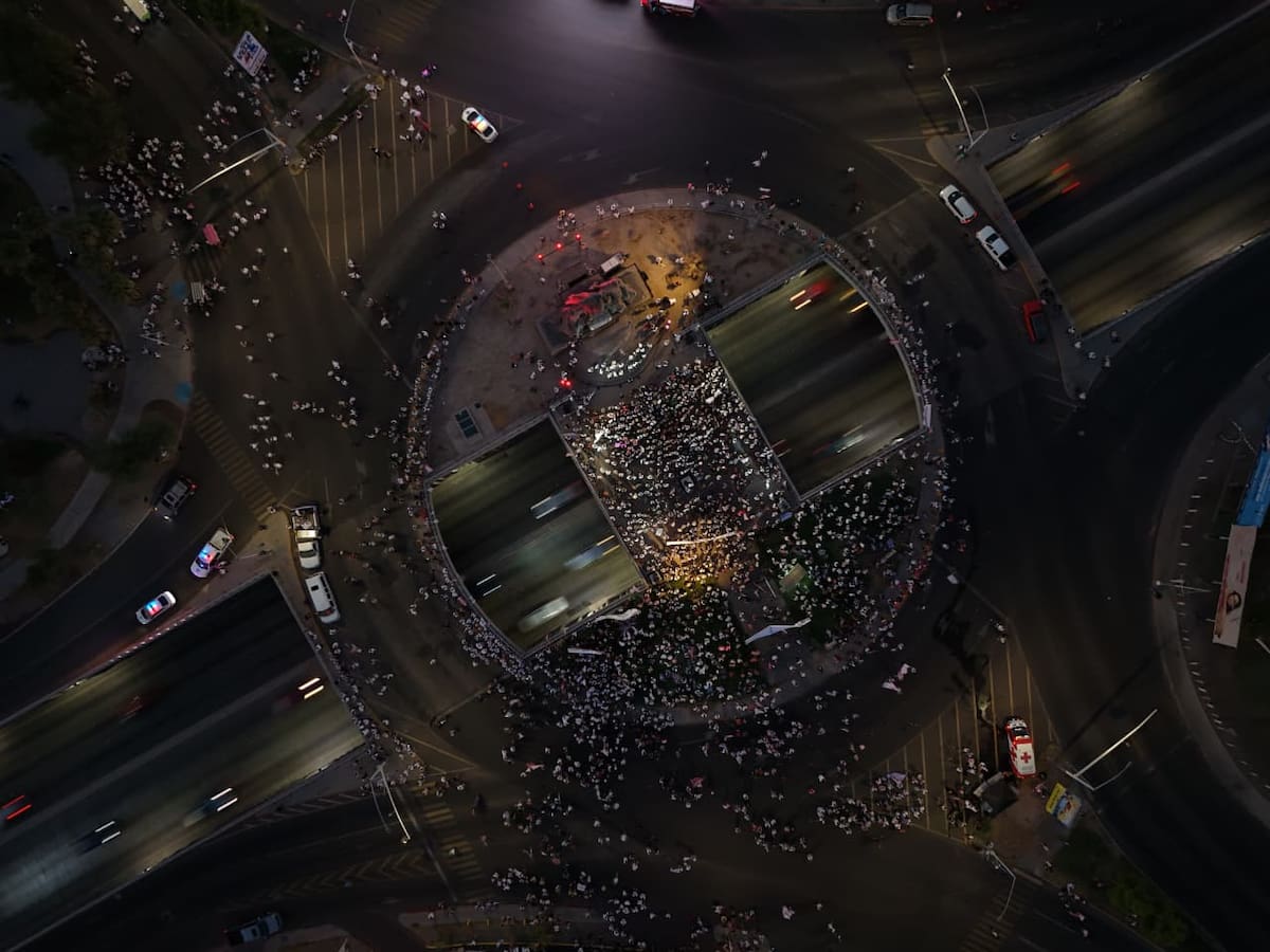La movilización en la capital de Baja California reunió a miles de simpatizantes que recorrieron el bulevar Benito Juárez hasta el monumento a Lázaro Cárdenas, donde Julieta Ramírez llamó a mantener la defensa de la transformación y la soberanía nacional. Foto: Javier Gallegos