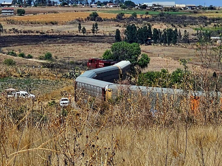 Se descarrila tren en Michoacán: Se movilizan cuerpos de emergencia y personal ferroviario trabaja para restablecer la vía sin reportar heridos