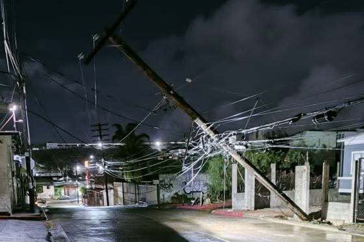 Provocan lluvias caída de cables y postes de luz