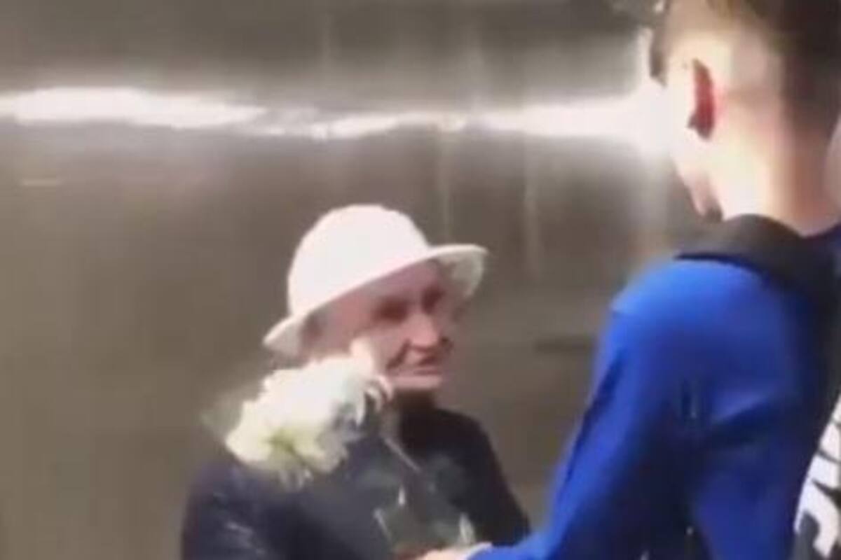 Joven le regala flores a una persona mayor y se viraliza en Twitter