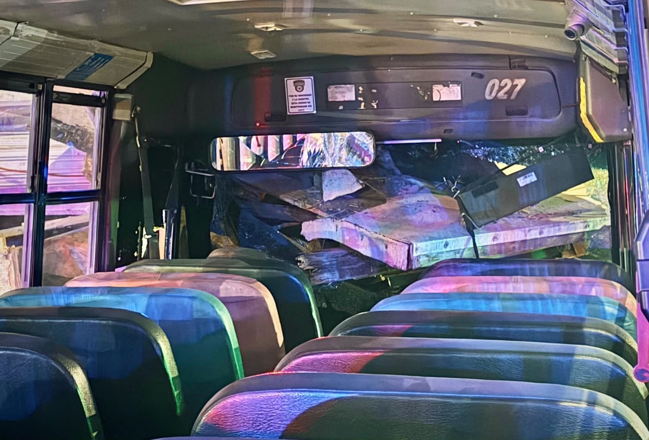 El camión de transporte de personal quedó impactado contra una vivienda de la colonia Mariano Matamoros luego de desplazarse sin control por una pendiente. Foto: Cortesía / Border Zoom