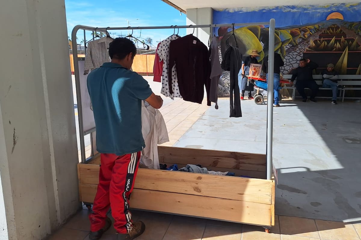 Colocan ropero público para personas que necesiten una prenda