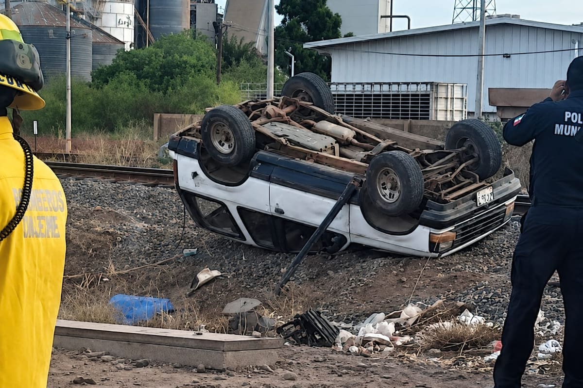 Una persona muere y dos resultan lesionadas tras volcamiento en la carretera México 15 en Ciudad Obregón