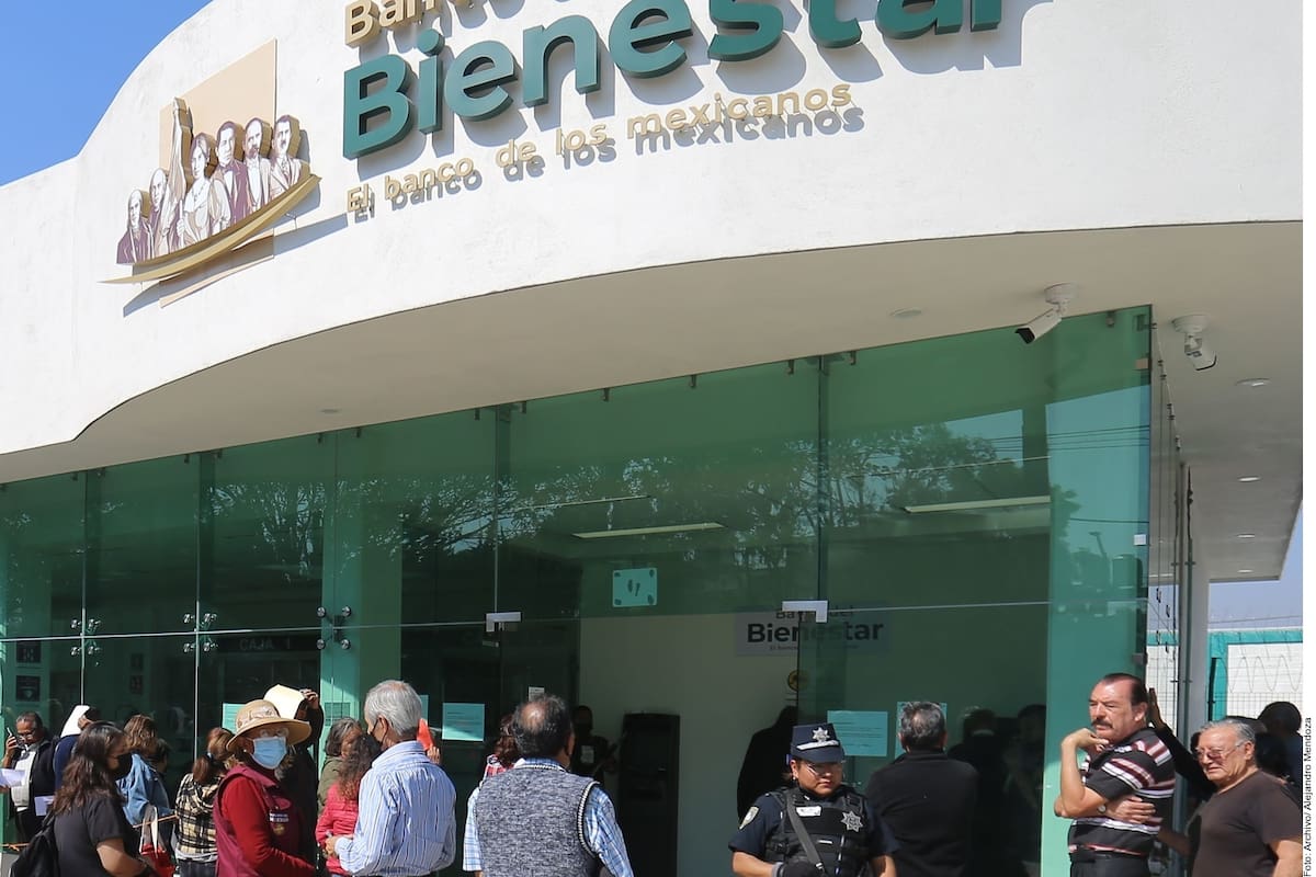 Adultos mayores enfrentan largas filas y horas de espera en Banco del Bienestar de El Chaparral